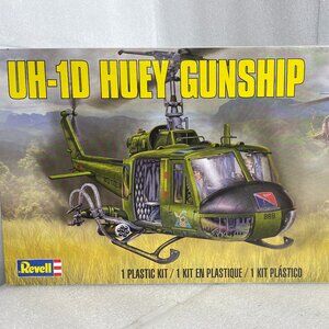 Revell 5536 Bell UH-1D Huey Gunship Helicopter Vietnam Model NEW